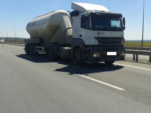 На трассе «Кавказ» грузовой автомобиль подрезал микроавтобус с пассажирами, есть пострадавшие